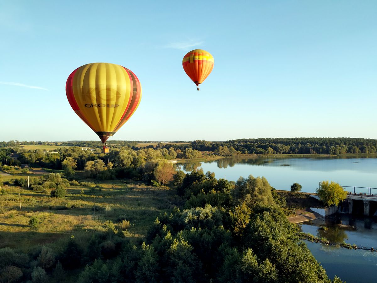 Balon u letu iznad krajolika